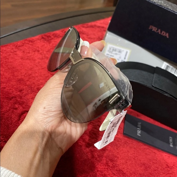 Prada sunglasses - Picture 4 of 8